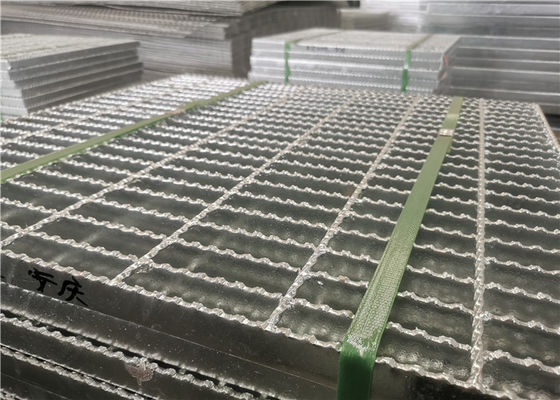 Aço da plataforma do aço carbono Q235 que raspa a forma serrilhada galvanizada do quadrado