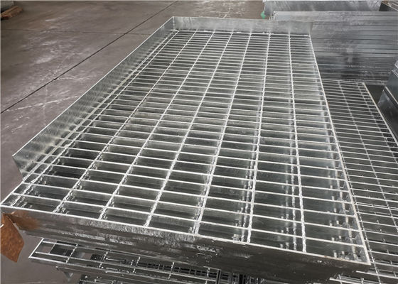 Largura de aço galvanizada inoxidável da passarela Q235 305mm da raspagem dos passos de escada