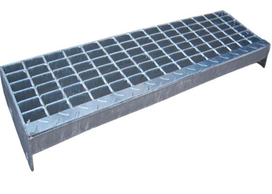 O dente do metal dá forma à raspagem de aço soldada