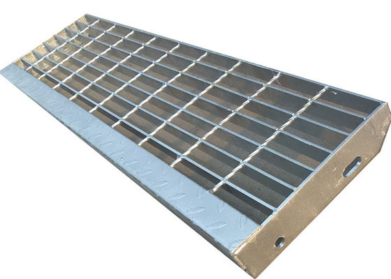 A estrutura do metal serrilhou o carbono médio galvanizado da plataforma de aço da raspagem