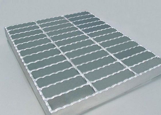 A estrutura do metal serrilhou o carbono médio galvanizado da plataforma de aço da raspagem