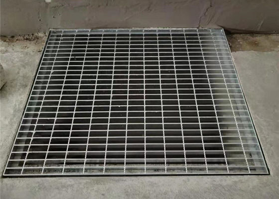 A estrutura do metal serrilhou o carbono médio galvanizado da plataforma de aço da raspagem