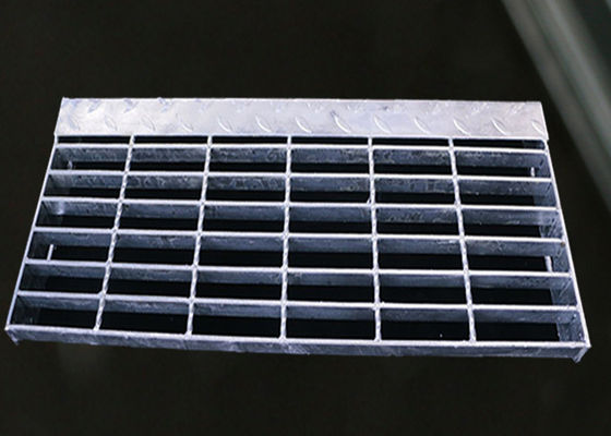 A estrutura do metal serrilhou o carbono médio galvanizado da plataforma de aço da raspagem