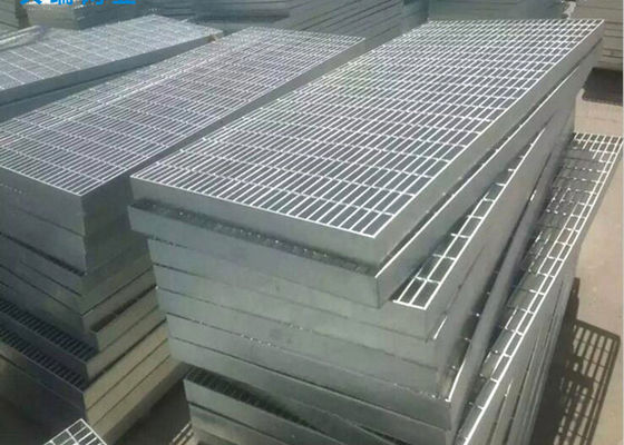A prova clara do patim da estrutura soldou o aço que raspa o comprimento de 12m para entradas de automóveis