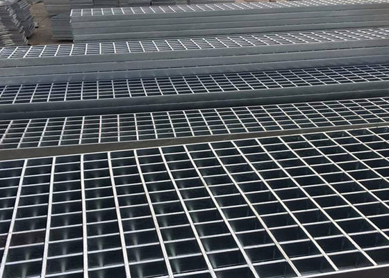 A ponte do metal soldou a barra que raspa a chapa de aço galvanizada anti deslizamento