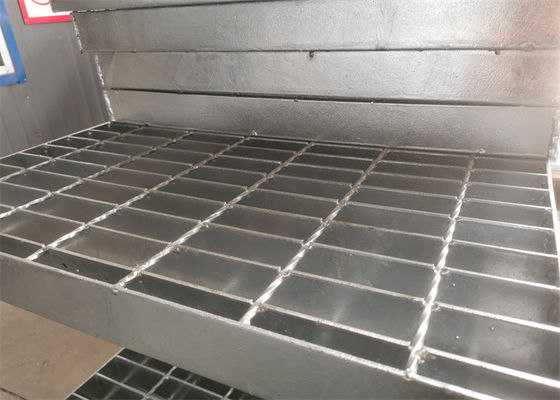 A estrutura clara galvanizou os painéis de aço da grelha cava a placa de cobertura para escolas