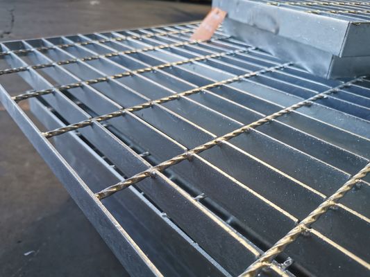 32x3mm galvanizou a placa de aço da raspagem estampam fechado para a passagem da entrada de automóveis