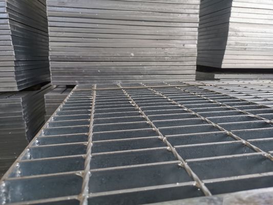 32x3mm galvanizou a placa de aço da raspagem estampam fechado para a passagem da entrada de automóveis