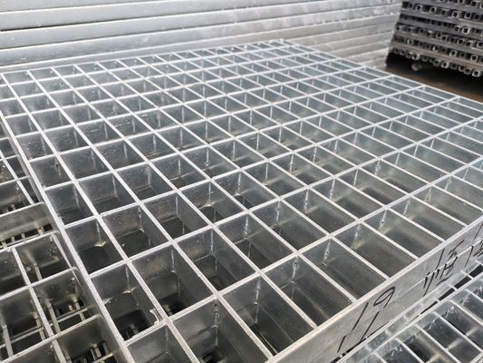 Tipo liso escada de aço galvanizada 76mm da dissipação de calor da grade que raspa o padrão de NAAMM