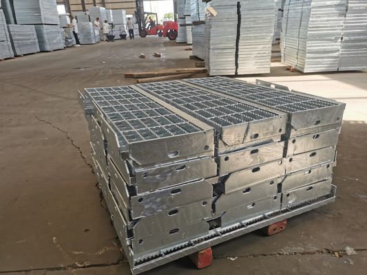O mergulho quente da anti raspagem de aço perfurada dos passos de escada do deslizamento galvanizou 65X5mm