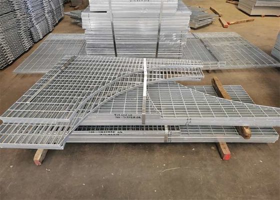 O mergulho quente galvanizou as grelhas de aço da entrada de automóveis que raspam a forma personalizada 25*3mm