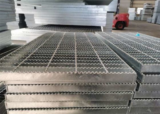 A entrada de automóveis de aço galvanizada dentada raspa a raspagem de 6063 de alumínio para o dreno do estádio