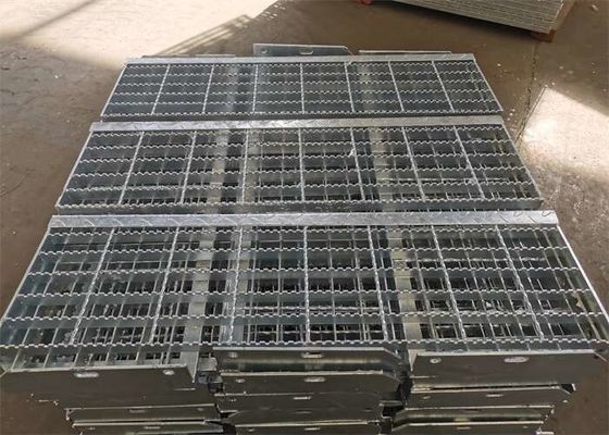 A escada industrial da plataforma pisa a raspagem de aço 5mm grossos para a ponte de estrada de ferro