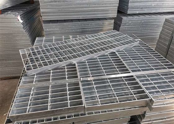 Estilo serrilhado 60mm de aço galvanizado da raspagem dos passos de escada do mergulho quente