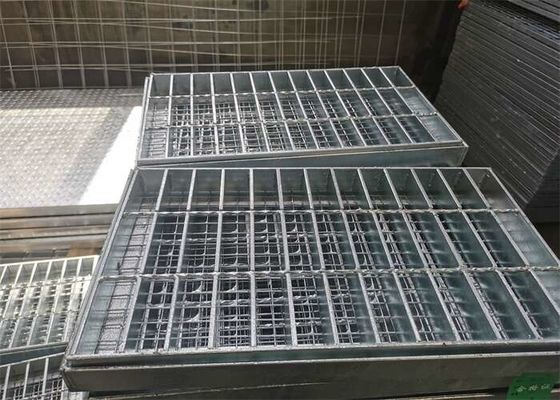 Estilo serrilhado 60mm de aço galvanizado da raspagem dos passos de escada do mergulho quente