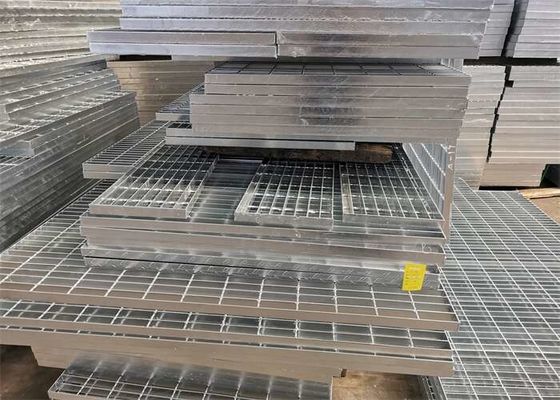 A escada industrial da plataforma pisa a raspagem de aço 5mm grossos para a ponte de estrada de ferro