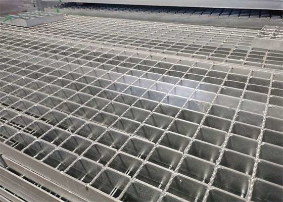 A escada industrial da plataforma pisa a raspagem de aço 5mm grossos para a ponte de estrada de ferro
