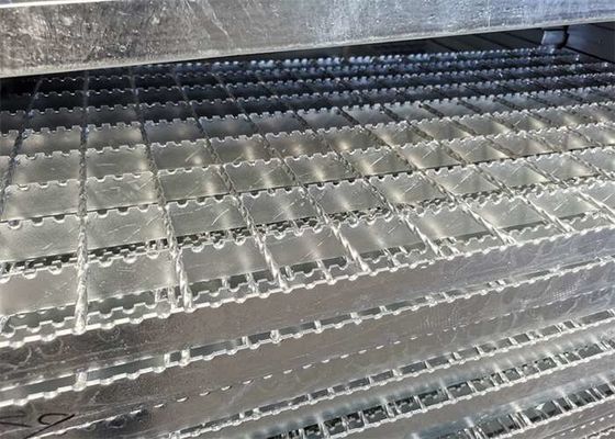 Passos de escada de aço do anti patim AS1657 padrão que raspam 100mm para o parque de estacionamento