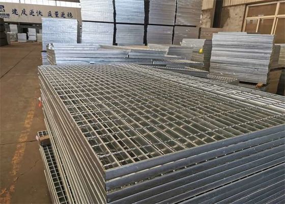 Passos de escada de aço do anti patim AS1657 padrão que raspam 100mm para o parque de estacionamento