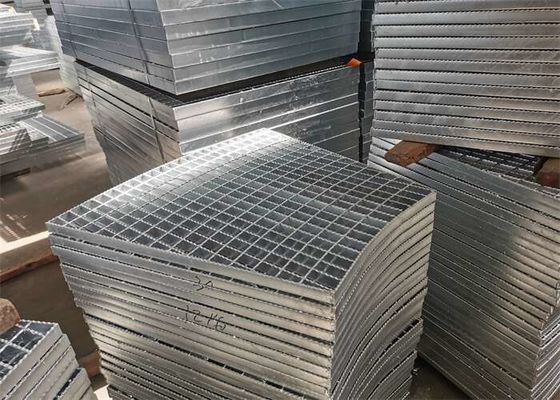 A entrada de automóveis de aço resistente raspa a raspagem