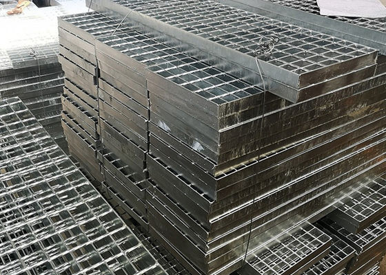 O mergulho quente engrossado galvanizou a plataforma de aço da raspagem para o parque de estacionamento