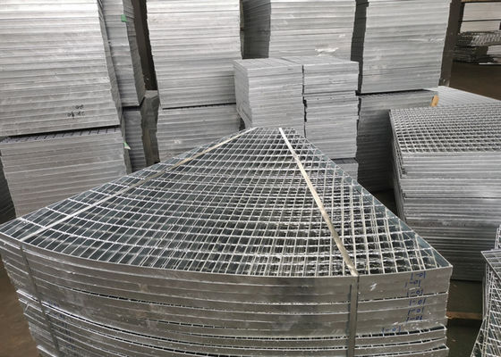 A tampa redonda exterior galvanizou a pressão das grelhas S304 da drenagem travada